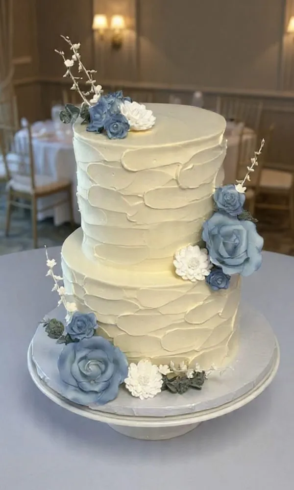 Textured wedding cake by Cakes by Iz, photo 2