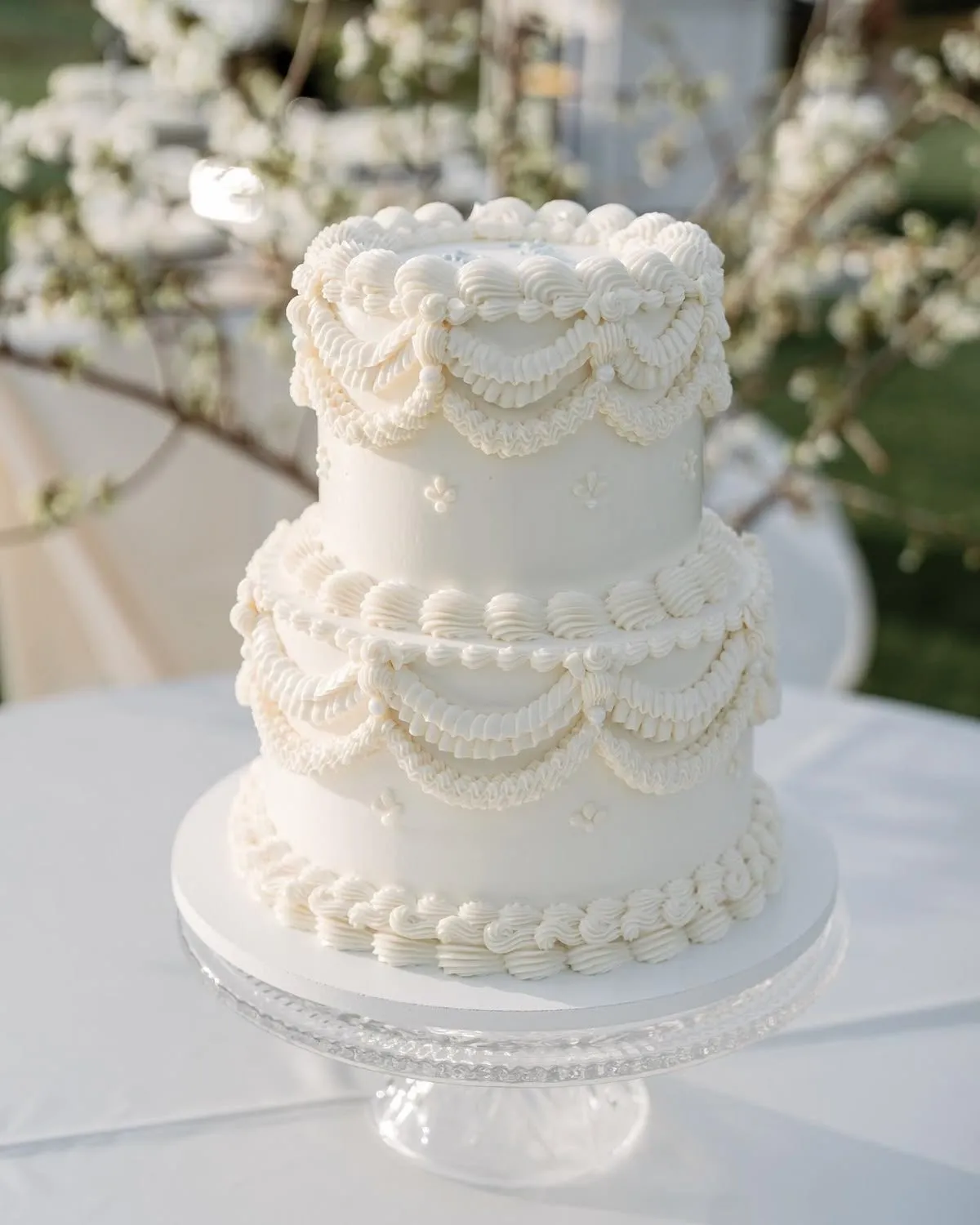 Vintage / Lambeth wedding cake by Cakes by Iz, photo 6