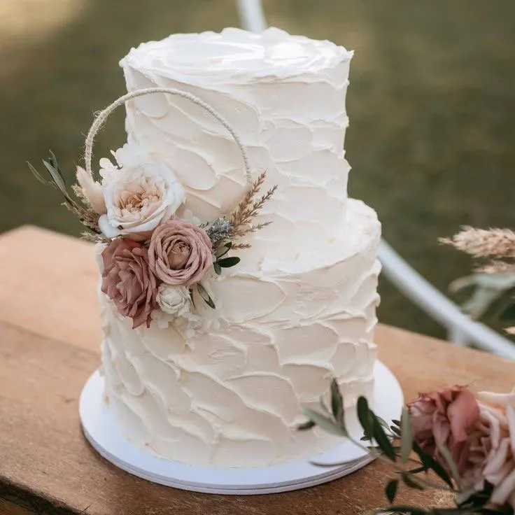 Textured wedding cake by Cakes by Iz, photo 6