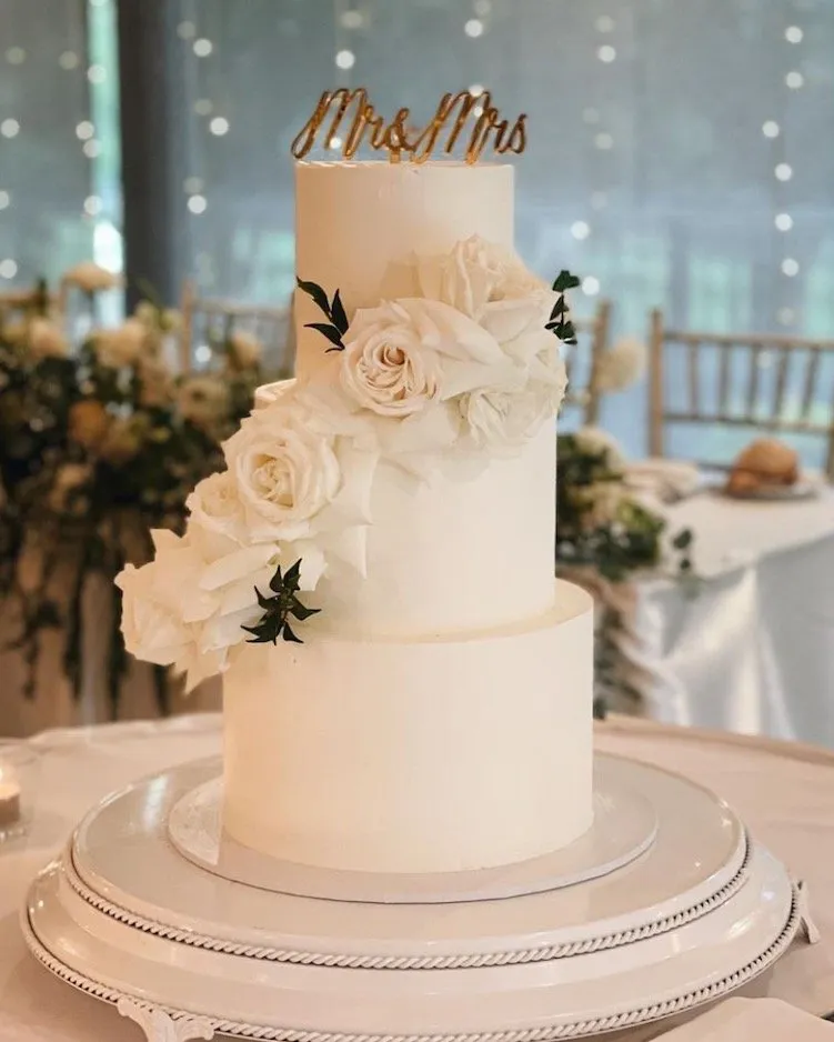 Romantic & Floral wedding cake by Cakes by Iz, photo 2