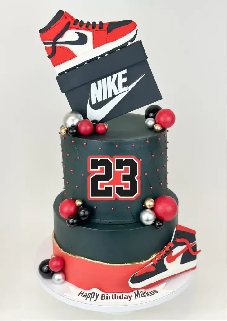 Custom birthday cake by Cakes by Iz, photo 2