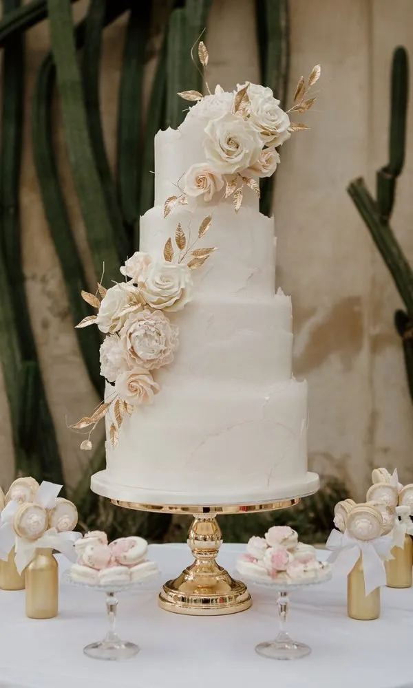Romantic & Floral wedding cake by Cakes by Iz, photo 4